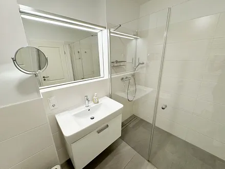 Badezimmer mit ebenerdiger Dusche