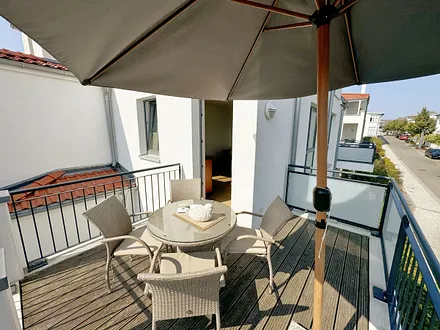 Villa Anni Whg. 04 Balkon mit Bestuhlung und Sonnenschirm