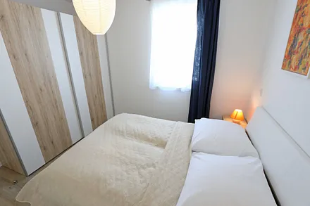 Schlafzimmer mit Doppelbett und Kaltschaummatratze (1,60 m x 2,00 m), verstellbaren Lattenrosten, Nachttischablagen und Kleiderschrank