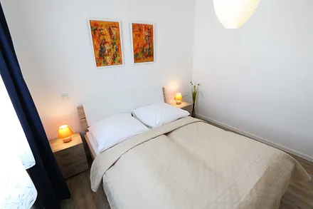 Schlafzimmer mit Doppelbett und Kaltschaummatratze (1,60 m x 2,00 m), verstellbaren Lattenrosten, Nachttischablagen und Kleiderschrank