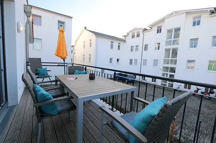 bestuhlter Balkon (West) mit Sonnenschirm