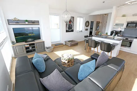 Wohnbereich mit einer modernen Ledercouch, Sideboard, Lowboard, Sony Full HD 55 Zoll Smart-TV mit Netflix-Abonnement und einer Yamaha Musikanlage mit DAB-Radio