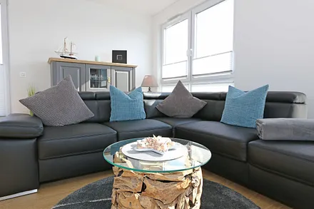 Wohnbereich mit einer modernen Ledercouch, Sideboard, Lowboard, Sony Full HD 55 Zoll Smart-TV mit Netflix-Abonnement und einer Yamaha Musikanlage mit DAB-Radio