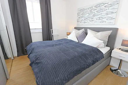  Schlafzimmer ebenfalls mit Boxspringbett (durchgehendem Topper 1,60 m x 2,00 m), Nachttischablagen mit Leuchten, Kleiderschrank, Ablagebank und Herrendiener