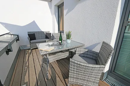 Süd-Ost ausgerichteter Balkon mit Sitzgarnitur und Meerblick
