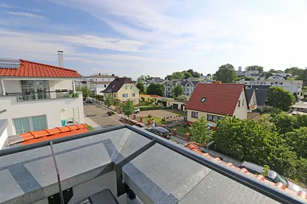 Süd-Ost ausgerichteter Balkon mit Sitzgarnitur und Meerblick
