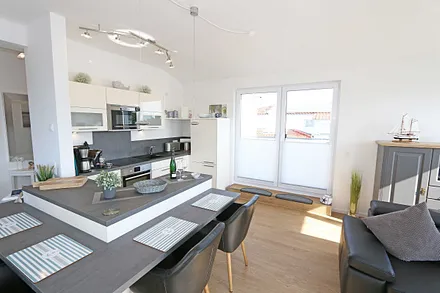 Einbauküche mit Induktionskochfeld, Geschirrspüler, Kühlschrank mit Gefrierkombination, Backofen, Mixer, Pürierstab,Mikrowelle,Waschtrockner,Kaffeemaschine,Tschibo Caffisimo-Kapselmaschine & Toaster