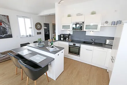 Einbauküche mit Induktionskochfeld, Geschirrspüler, Kühlschrank mit Gefrierkombination, Backofen, Mixer, Pürierstab,Mikrowelle,Waschtrockner,Kaffeemaschine,Tschibo Caffisimo-Kapselmaschine & Toaster