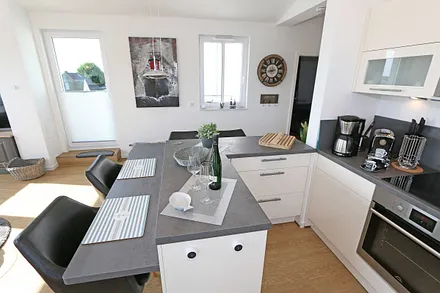 Einbauküche mit Induktionskochfeld, Geschirrspüler, Kühlschrank mit Gefrierkombination, Backofen, Mixer, Pürierstab,Mikrowelle,Waschtrockner,Kaffeemaschine,Tschibo Caffisimo-Kapselmaschine & Toaster