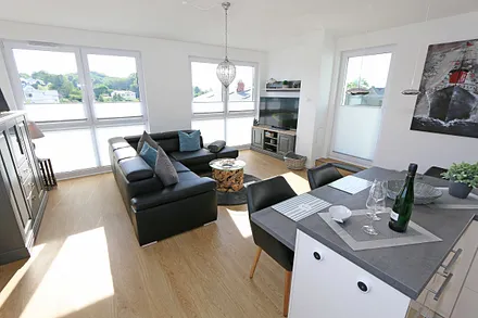 Wohnbereich mit einer modernen Ledercouch, Sideboard, Lowboard, Sony Full HD 55 Zoll Smart-TV und einer Yamaha Musikanlage mit DAB-Radio