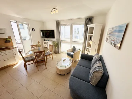 offener Wohnbereich mit Couch