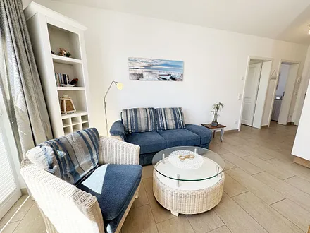 gemütliche Couch mit Couchtisch und Sessel