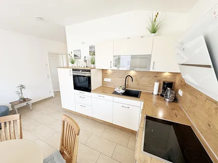 moderne Küchenzeile mit diverse Küchenutensilien