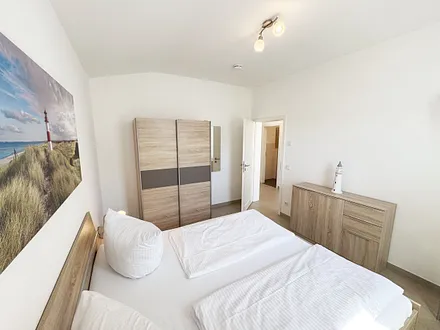 1.Schlafzimmer mit Doppelbett und Kommode