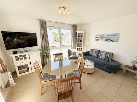 offener Wohnbereich mit Couch und Smart-TV