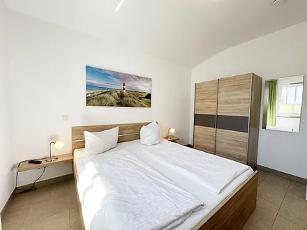 1.Schlafzimmer mit Doppelbett und Kleiderschrank
