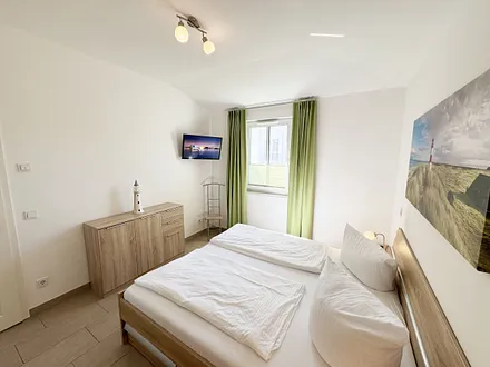 1.Schlafzimmer mit Doppelbett und Smart-TV