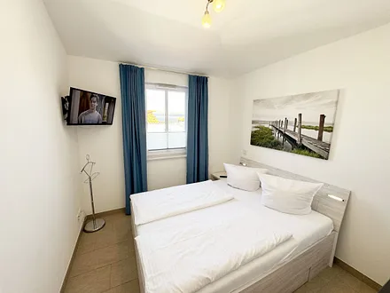 2.Schlafzimmer mit Doppelbett und  Smart-TV