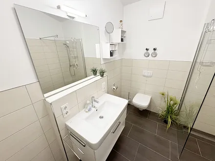 innenliegendes Badezimmer mit WC und Waschbecken