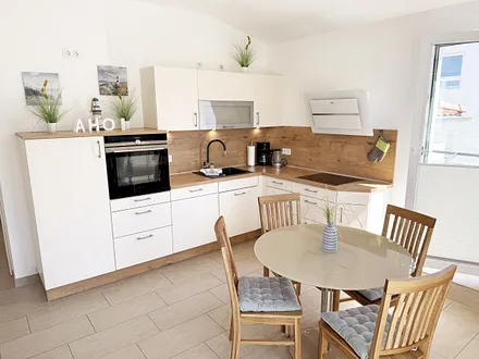 moderne Küchenzeile mit diverse Küchenutensilien