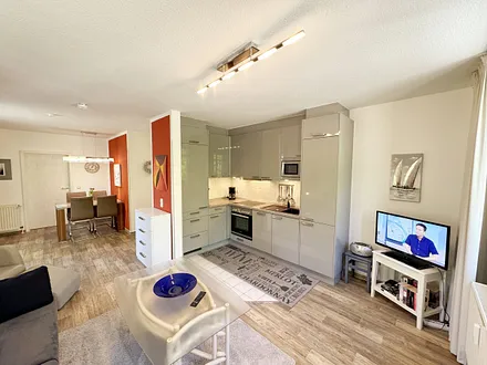 Küchenzeile mit Geschirrspüler, Backofen, 4-Zonen-Ceranfeld, Kühlschrank mit Eisfach, Kaffeemaschine, Mikrowelle, Toaster, Wasserkocher und diversen Küchenutensilien