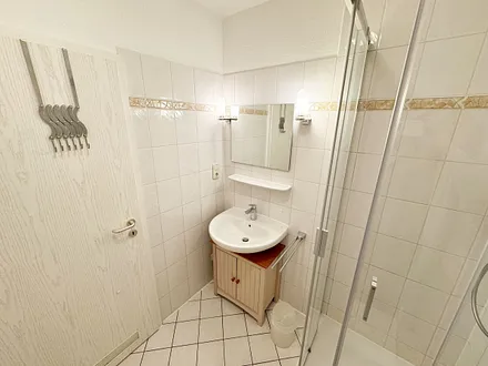 Badezimmer mit Dusche, WC, Fön und Waschtisch