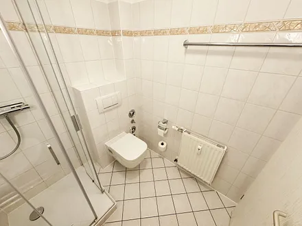 Badezimmer mit Dusche, WC, Fön und Waschtisch