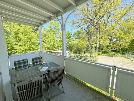 großer, überdachter Balkon mit traumhaften Blick auf die Steilküste und das Meer (im Sommer eingeschränkt durch die Blätter des alten Baumbestandes am Hang)