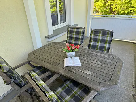 großer, überdachter Balkon mit traumhaften Blick auf die Steilküste und das Meer (im Sommer eingeschränkt durch die Blätter des alten Baumbestandes am Hang)