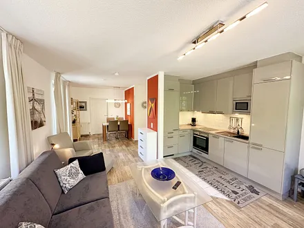 Küchenzeile mit Geschirrspüler, Backofen, 4-Zonen-Ceranfeld, Kühlschrank mit Eisfach, Kaffeemaschine, Mikrowelle, Toaster, Wasserkocher und diversen Küchenutensilien