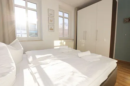 Schlafzimmer mit Kleiderschrank