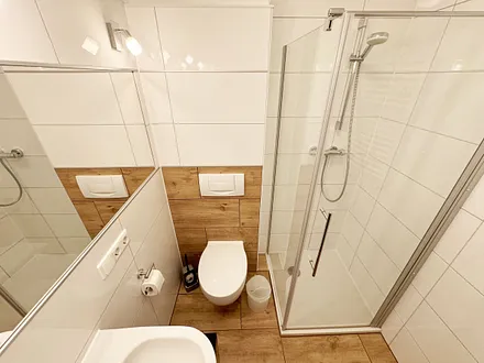 Badezimmer mit flachen Duscheinstieg