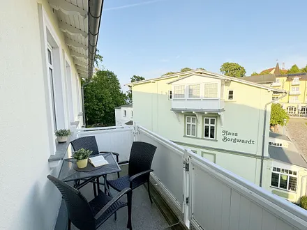 bestuhlter Balkon