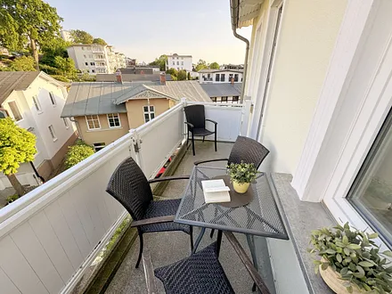 Balkon mit Blickrichtung über die Dächer