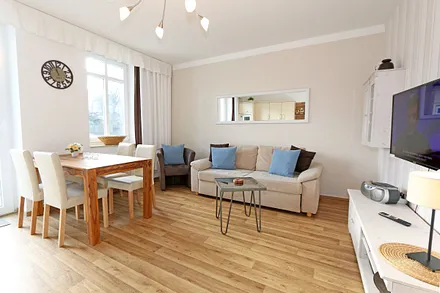 Wohnbereich mit Zugang zum Balkon