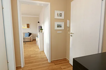 Flurbereich mit Blick in den Wohnbereich