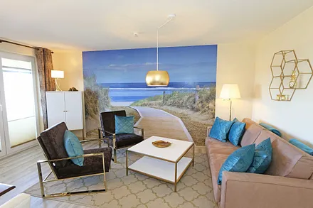 gemütliches Wohnzimmer mit Couch