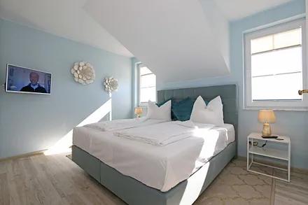 Schlafzimmer mit Doppelbett