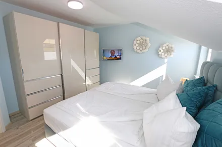 Schlafzimmer mit großem Kleiderschrank