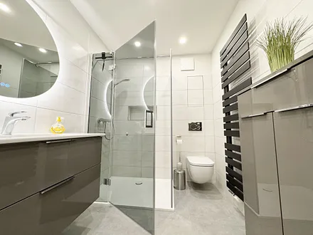 Klar-Glasdusche mit flachem Einstieg