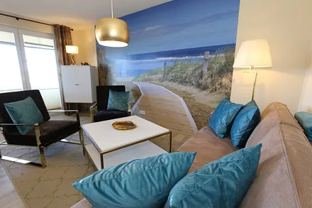 Wohnzimmer mit gemütlicher Couch