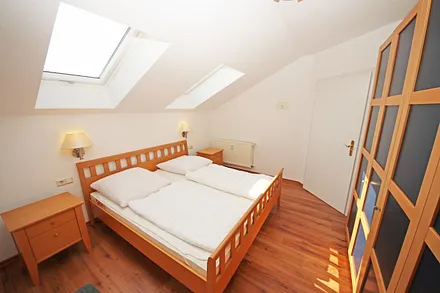 Schlafzimmer mit Doppelbett