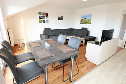 Wohnbereich mit Esstisch