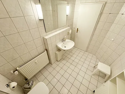 Badezimmer mit Dusche, WC und Waschbecken