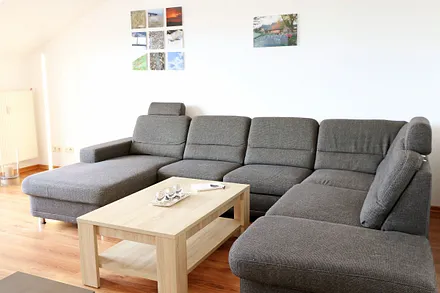 Wohnbereich mit großer Couch