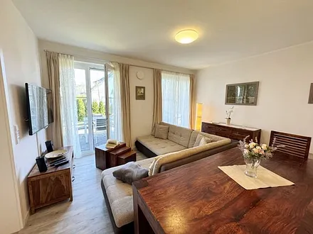 Wohnbereich mit Massivholzmöbeln, gemütliche Eckcouch, 50 Zoll LED-Flachbildschirm, Blu-ray-Player, Stereoanlage, Bücherauswahl, Gesellschaftsspiele und textiles Kinderspielzeug