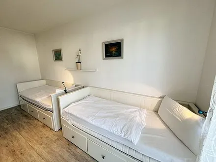 Schlafzimmer mit 2 Kojenbetten (0,80 m x 2,00 m) - kann mit wenigen Handgriffen auf eine Liegefläche von 1,60 m als Doppelbett vergrößert werden, Kleiderschrank mit Ordnungssystem