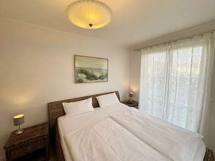 Schlafzimmer mit Doppelbett (2x 0,90 m x 2,00 m) in Komforthöhe (60cm) und zwei 7-Zonenkaltschaummatratzen,Nachttischablagen,Kleiderschrank,Wandspiegel und 40 Zoll LED - Flachbild TV  