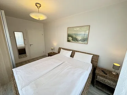 Schlafzimmer mit Doppelbett (2x 0,90 m x 2,00 m) in Komforthöhe (60cm) und zwei 7-Zonenkaltschaummatratzen,Nachttischablagen,Kleiderschrank,Wandspiegel und 40 Zoll LED - Flachbild TV