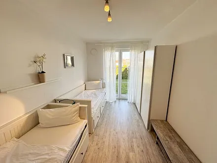 Schlafzimmer mit 2 Kojenbetten (0,80 m x 2,00 m) - kann mit wenigen Handgriffen auf eine Liegefläche von 1,60 m als Doppelbett vergrößert werden, Kleiderschrank mit Ordnungssystem